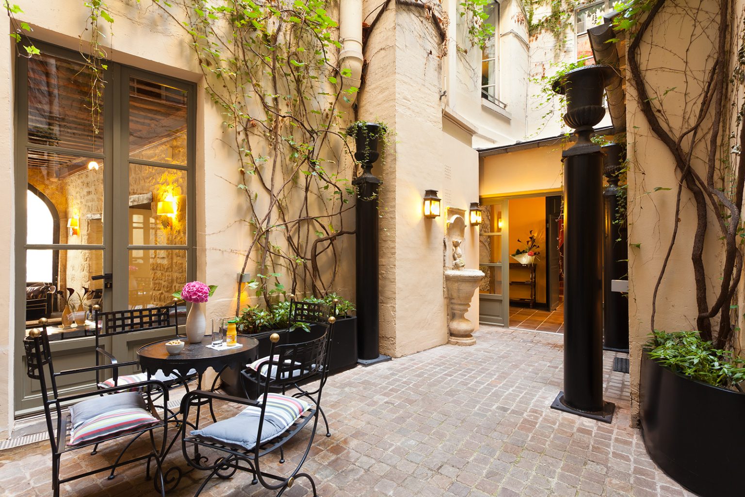 Patio de l'hôtel Fontaines du luxembourg